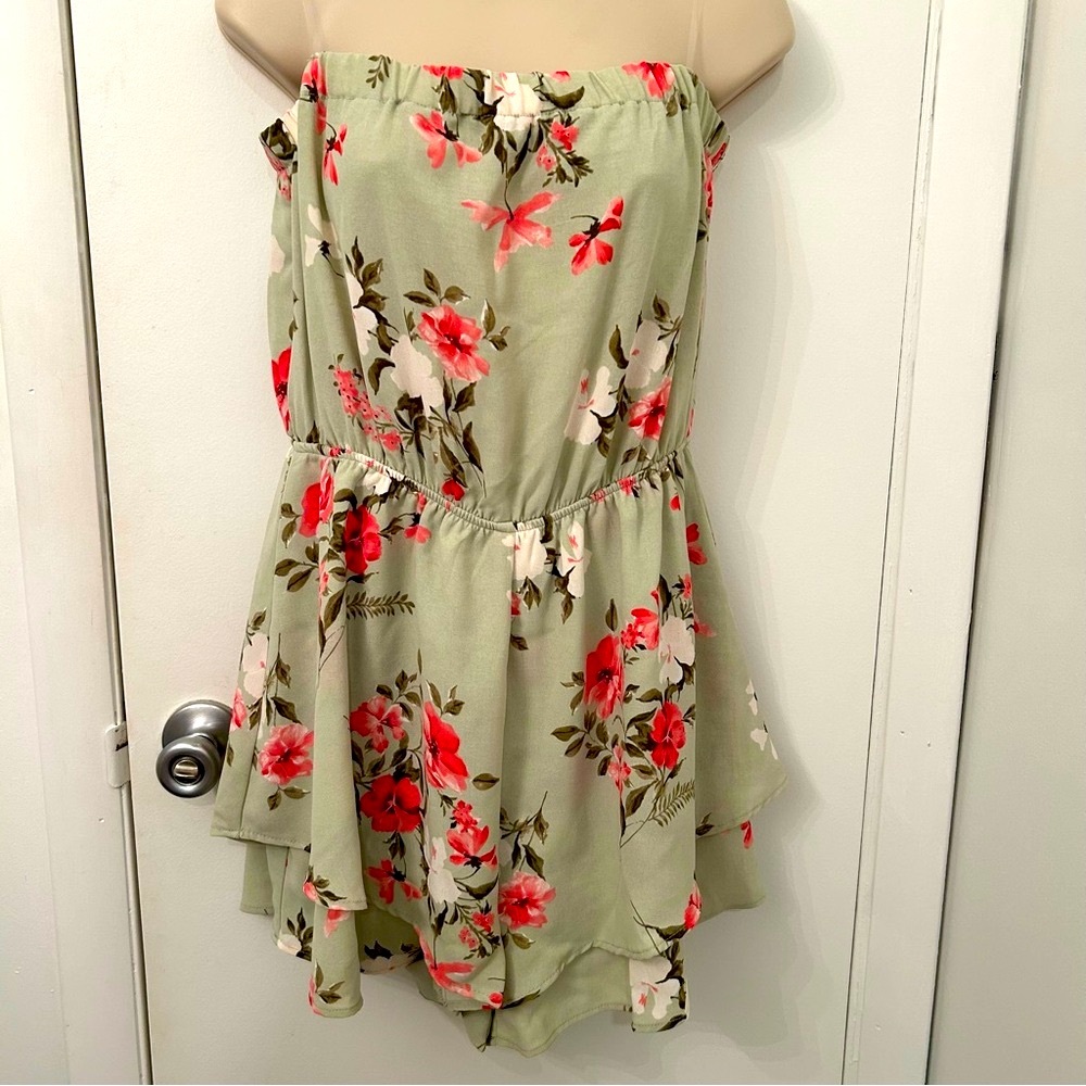 🆕 Gilli Floral Print Strapless Romper in Pink and Green NWT